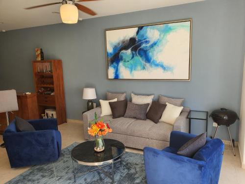 El Tezal Apartamento | Beach Bliss Retreat, Renovated Condo with Rooftop Pool, Grill, and Game Night Vibes!
