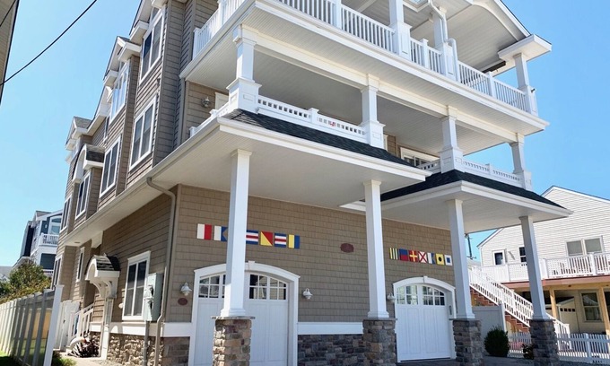 Sea Isle City Condominio | Beach Block 6 Bedroom Condo walking distance to downtown.