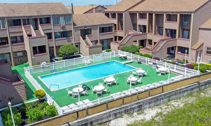 Southend Condominio | Beach Block! Beautifully furnished 1 bed/1 bath steps to the sand