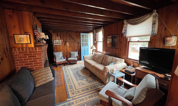North Beach Haven Casa | Beach-block Bungalow at LBI: Classic wood-paneled Cape Cod, 100 yards from beach