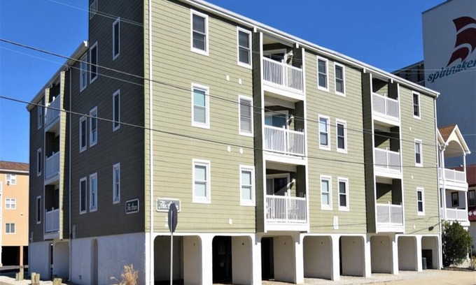 Dennisville Condominio | Beach Block Condo- Within walking distance to downtown, beach and promanade!