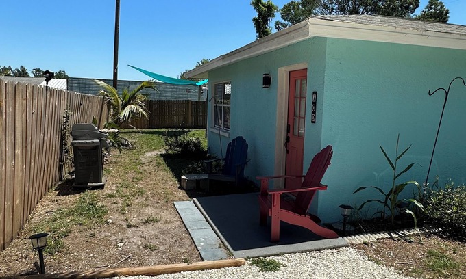 Laurel Casa | BEACH & Boat Ramp 2 Miles Away, Sarasota Memorial Hosp 2 Miles, Publix 1/2 Mile