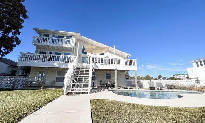 Holiday Isle Villa | Increíble playa y parapente con piscina privada, muelle para embarcaciones, sala de juegos y jacuzzi