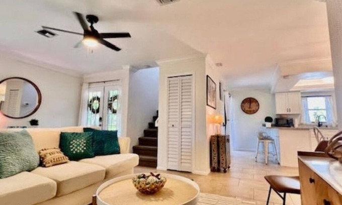 Iona Casa | BEACH Bound POOLSIDE Retreat 5 mins to beach, Sanibel, Captiva, Ft Myers Beach