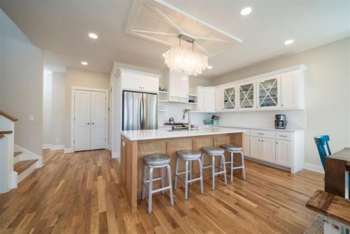 South Haven Casa | Beach Breeze - 5 bedroom home located just a block from the beach!