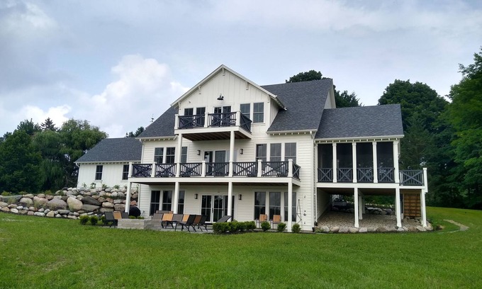 Riverside Casa | BEACH BREEZE-STUNNING LAKEFRONT HOME-170' Sand Beach-Porch-Deck-Firepit-Ensuite