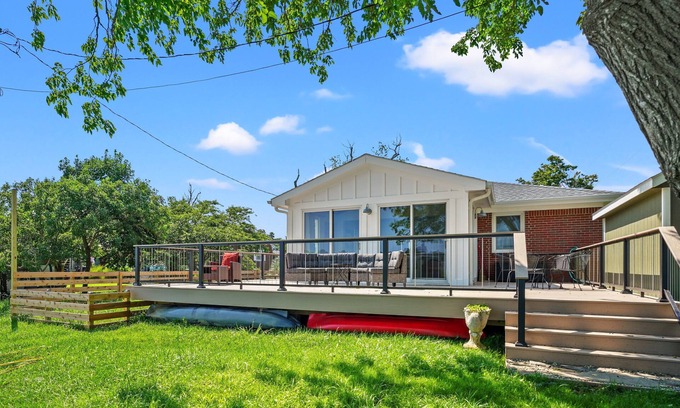 Deep Hole Casa | Beach Bungalow - Pet friendly cottage w/ Amazing views!