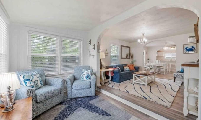 Bayview Casa | Beach Bungalow - 1 Block to Beach - Pets Welcome