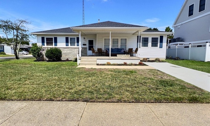 Ventnor City Casa | Beach Bungalow w/ Waterfront View. Short Walk to Shops, Restaurants and Beaches