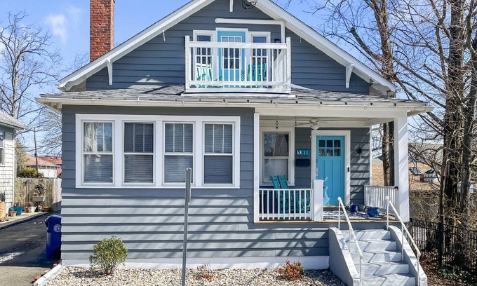 West Haven Casa | Beach Bungalow, walk to beach, private backyard