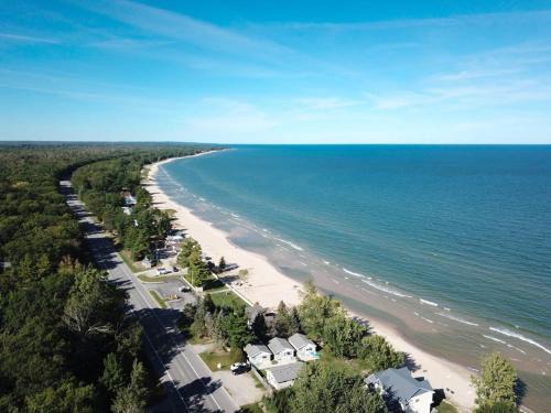 Oscoda Casa | Beach Club of Oscoda Garden Cottage on the Lake