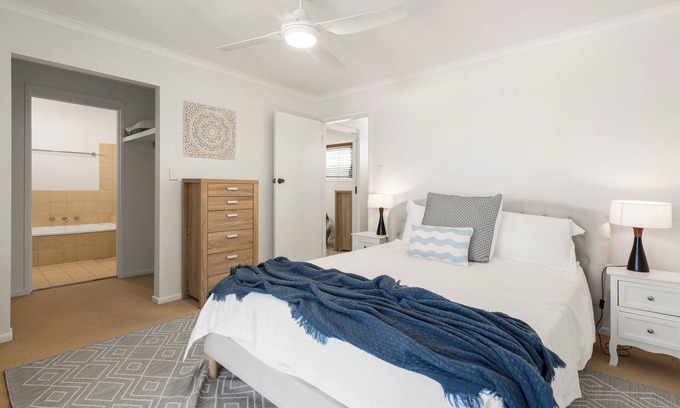 Emerald Beach Casa | Beach Cockatiel 1Bed Steps to beach, surf and sand - Couple's Getaway