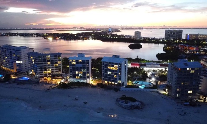 Punta Cancún Apartamento | Beach Condo. Heart of The Hotel Zone, Cancun