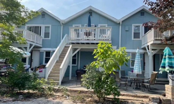Michigan City Apartamento | Beach Condo I Steps From Lake Mich