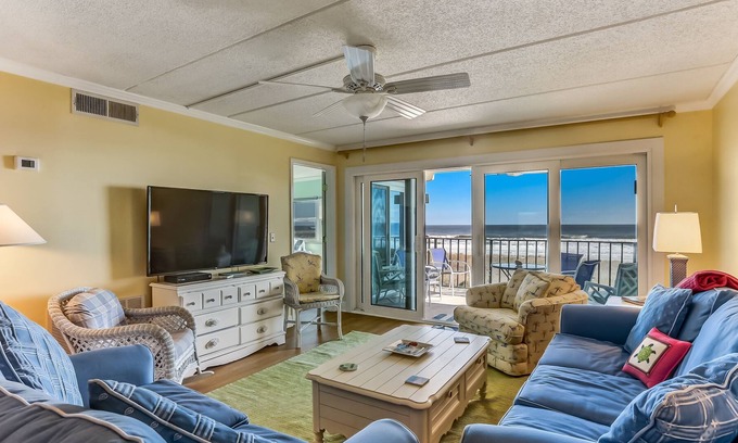 Fernandina Beach Condominio | Beach Condo Private Patio with a Great View of the Atlantic Ocean by RedAwning