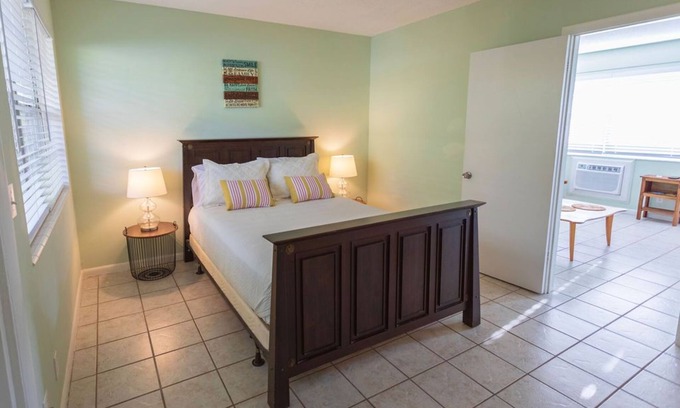 Vero Beach Apartamento | Beach Cottage 1/4 Block to Beach! New to market! Available Now for Jan 2024!