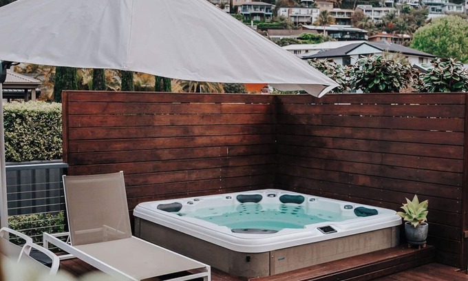 Terrigal Cabaña | Beach Cottage with Deck & Spa in Terrigal. 10min walk to beach