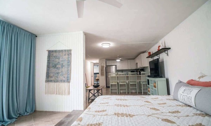 Punaluu Apartamento | Beach & Country Beachfront Studio