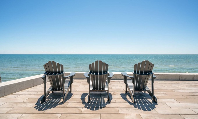 Wainfleet Cabaña | Mira el sol bailar en las aguas de Sunset Bay desde tu propia playa privada.
