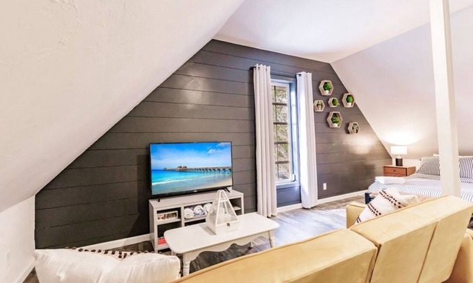 San Carlos Park Apartamento | Tropical Oasis Loft