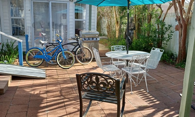 Biloxi Casa | BEACH & DOWNTOWN 5 BLOCKS, COURTYARD WITH GRILL, FULL HOUSE GENERATOR, 4 BIKES