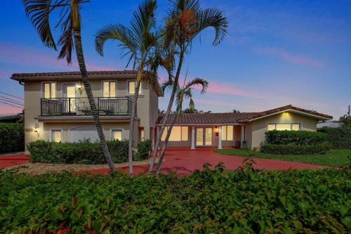 Lauderdale-by-the-Sea Casa | Beach Duplex - 3br 5ba Manor with Heated Pool