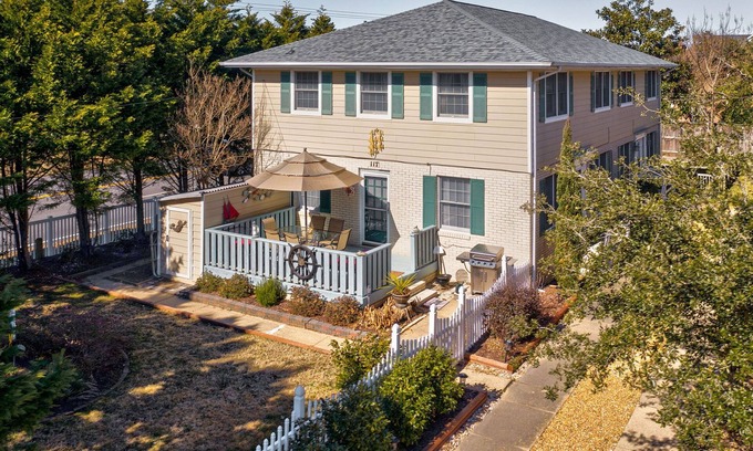 Northeast Virginia Beach Casa | Beach Escape - 2 minute walk to the Beach!