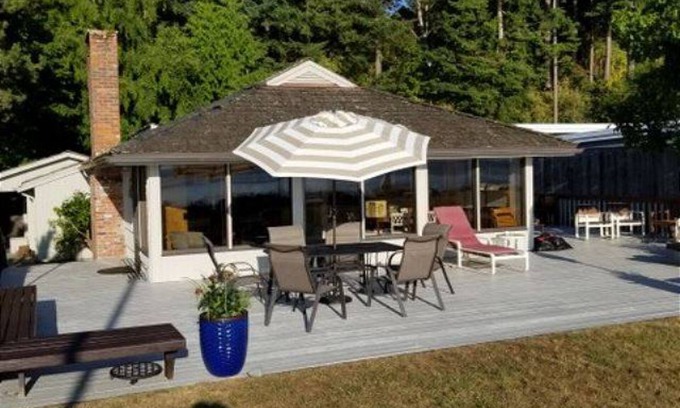 Freeland Casa | Beach Escape on Mutiny Bay by AvantStay | Beachfront