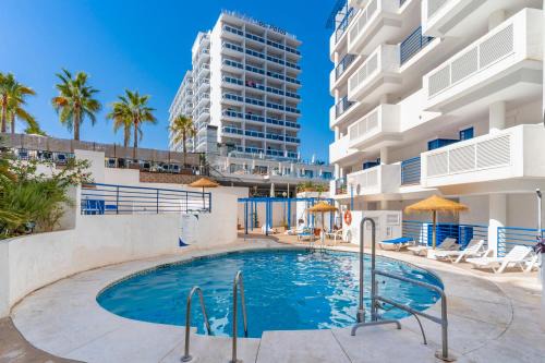 Torrequebrada Apartamento | Beach Escape with Pool and Parking