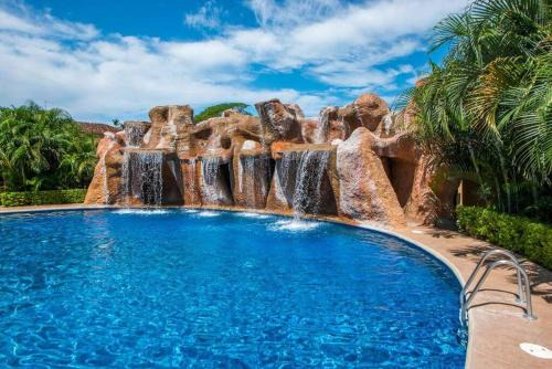 Tamarindo Apartamento | Beach Facing, Large Pool & Guard In The Town