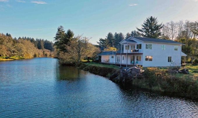 Brookings Casa | Beach Farmhouse on the River + Hot Tub