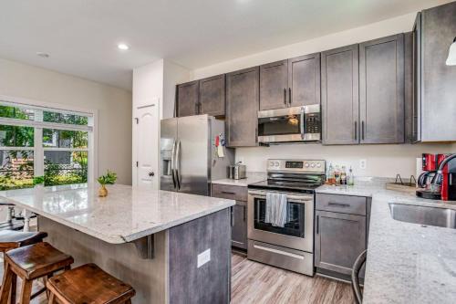 South Pensacola Casa | Beach Flow Bungalow-Mins to Downtown-Dining-Base