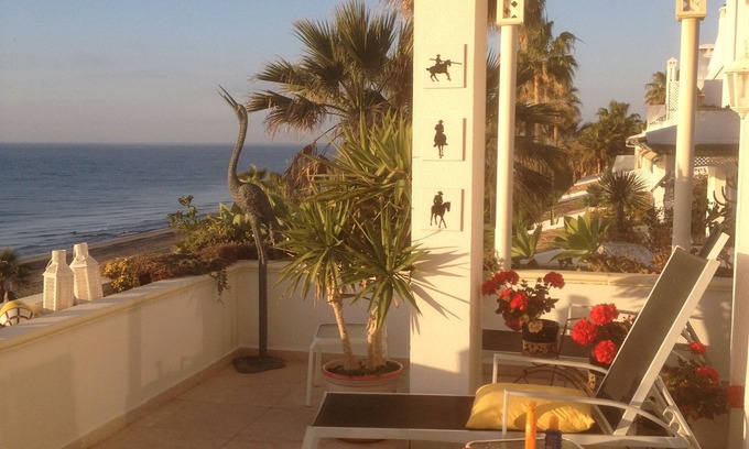 Nueva Milla de Oro Apartamento | Apartamento frente a la playa en la Nueva Milla de Oro cerca de Puerto Banús
