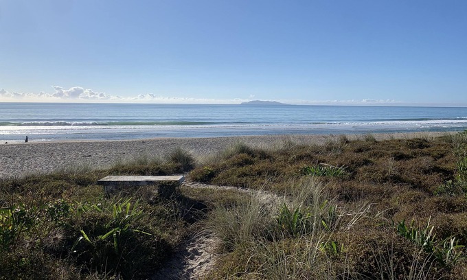 Whiritoa Casa | Beach front Bach