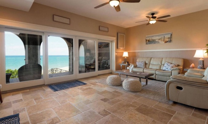 Indialantic Condominio | Condominio frente a la playa con impresionantes vistas del agua!