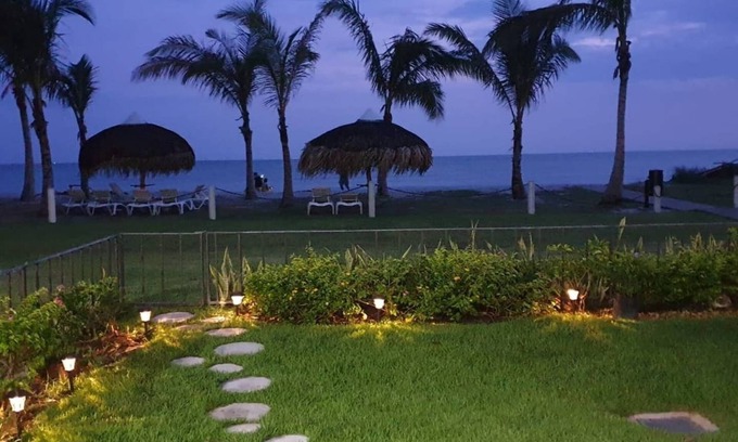 Punta Chame Condominio | Apartamento contemporáneo frente a la playa y jardín