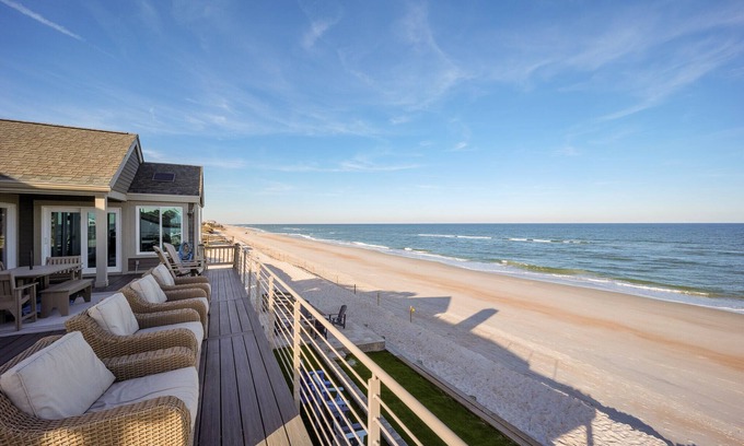 South Ponte Vedra Beach Casa | Impresionante casa frente a la playa con cubierta grande y anillo de fuego de gas a nivel del suelo.