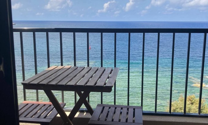 Ggantija Apartamento | beach front high end apartment, direct sea views