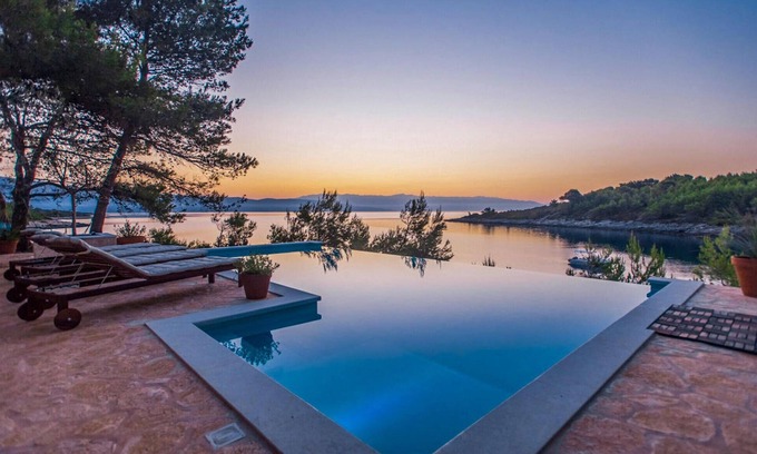 Cove Basina (Jelsa) Casa | Casa frente a la playa en Vrbanj