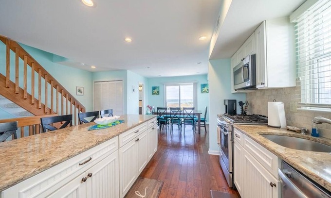 Dennisville Condominio | Beach Front Home with Ocean AND Bay Views! Spectacular views, steps to the beach, meticulously maintained beachfront home