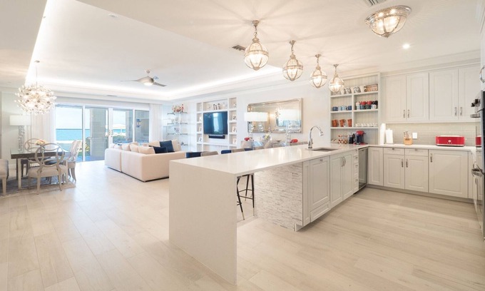 Seven Mile Beach Condominio | Beach Front Residence 107 Located at The Ritz-carlton by Redawning