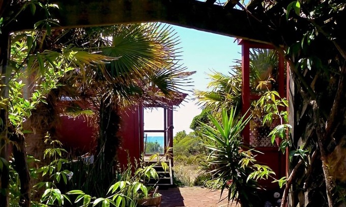 Haumoana Cabaña | MAR: relájese en la terraza, camine hasta la playa o en tiendas y restaurantes locales
