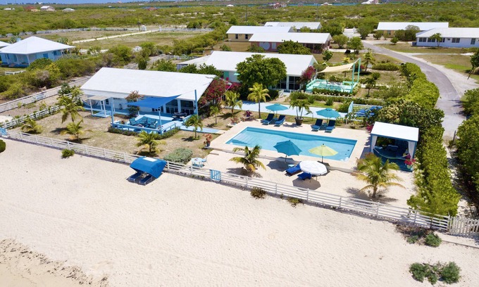 Cockburn Town Villa | Villa privada frente a la playa con piscina y vistas panorámicas al océano