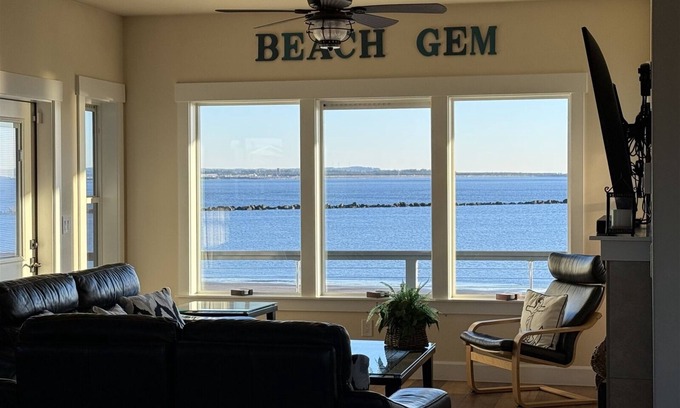 Ocean Shores Casa | Beach Gem- Beach Front -Hot Tub
