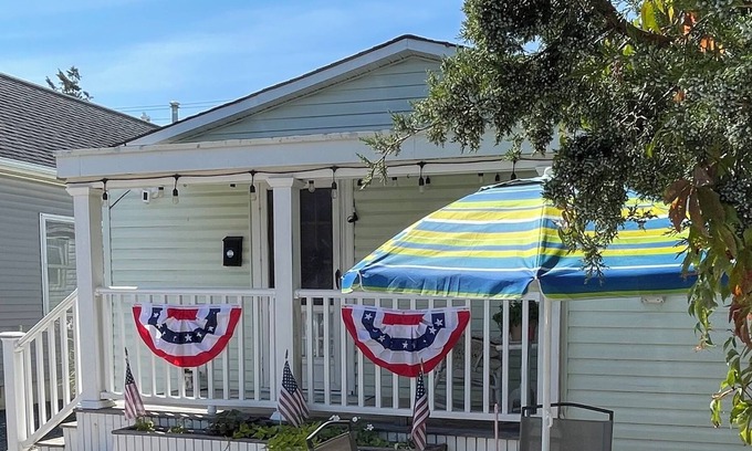 Point Pleasant Beach Cabaña | Beach Getaway 😎 Beach Cottage Steps from the Beach Private parking