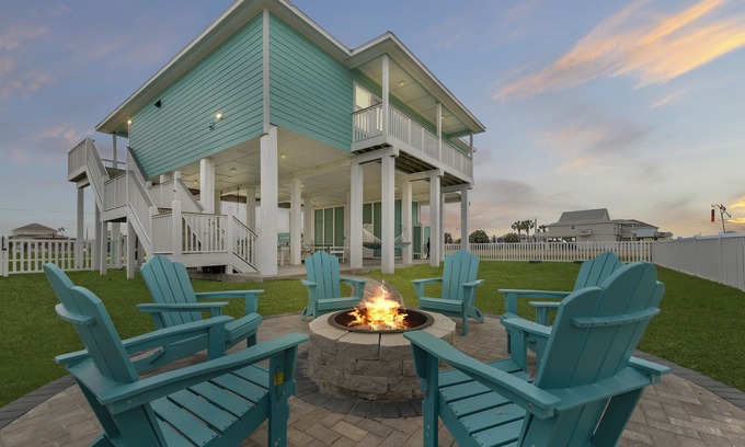 Indian Beach Casa | Beach Getaway. 2 King Beds. Walk to Beach. Fire Pit, BBQ Grill and Ping Pong