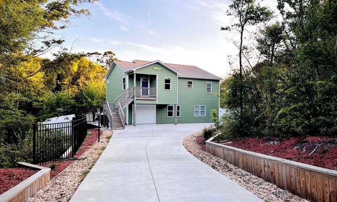 Emerald Isle Casa | Beach Getaway Heart of E.I.- Dog Friendly Fenced yard, HotTub, FirePit, GameRoom