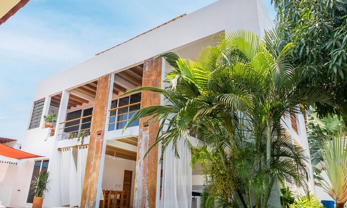 Tamarindos Casa | Beach Getaway + Pool, BBQ & Walk to Playa Zicatela