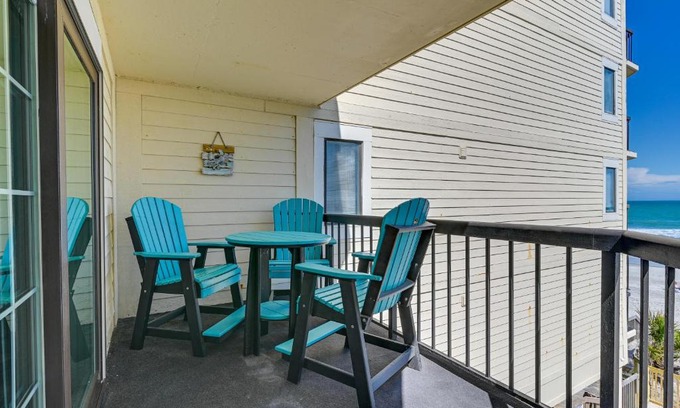 Garden City Apartamento | Beach Getaway with Pool Access and Patio with Ocean View