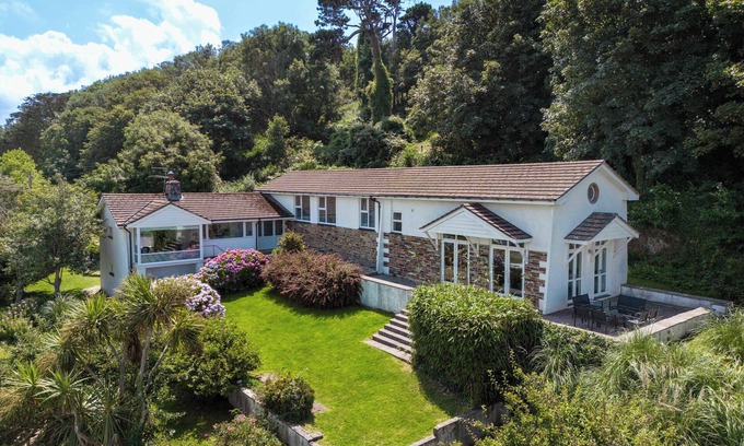 Polzeath Casa | BEACH HAVEN, pet friendly, country holiday cottage in Polzeath